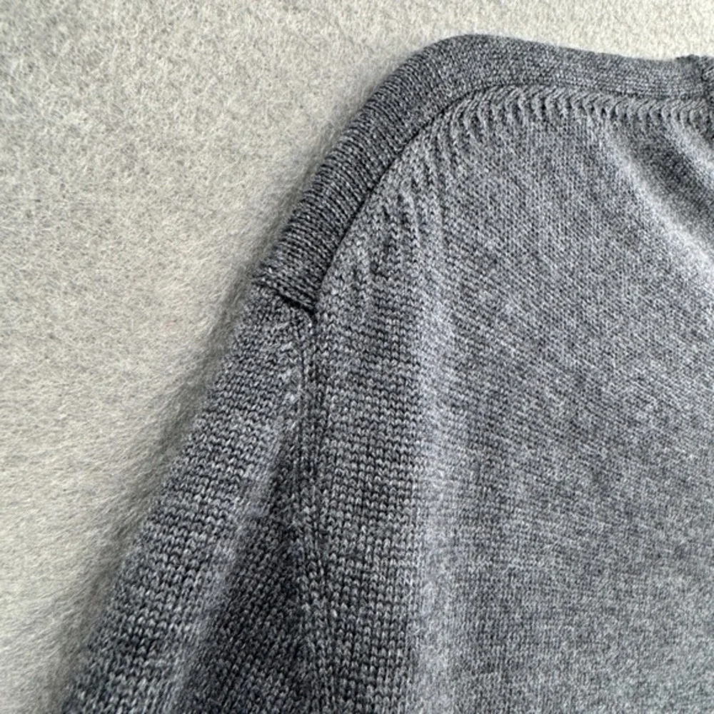 UNTUCKit Mens Spitler Sweater Size Medium‎ Gray V-Neck 100% Merino Wool Pullover